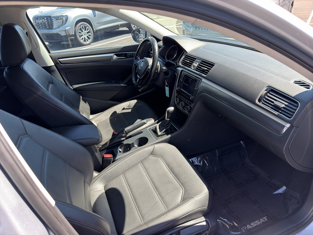 2017 Volkswagen Passat R-Line w/Comfort Pkg